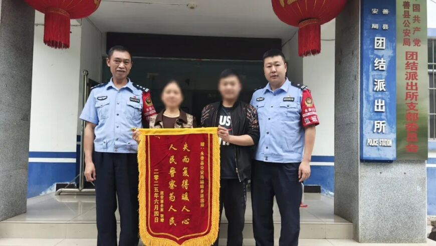 周杰伦背着女儿牵着儿子,澳门2025管家婆资料大全,多元化方案执行策略_标配版V15.12